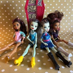 Monster High Doll Lot of 4 + Coffin Casket - Clawdeen and Frankie Stein Ghouls